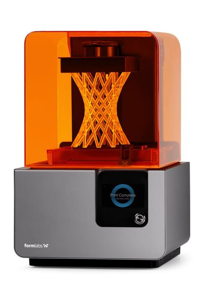 Formlabs aus Sommerville in Massachusets (USA) bringt die zweite Generation von Desktop-3D-Druckern (SLA) auf den Markt. Form 2 heißt der Neuzugang und soll noch benutzerfreundlicher zum designflexiblen Wunschobjekt führen, wie es heißt. (Bild: Formlabs)
