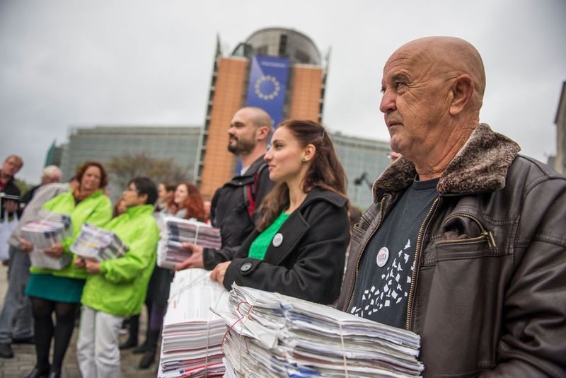 Foto der symbolischen Unterschriftenübergabe der Bürgerinitiative Stop TTIP in Brüssel. (Bild:  Stop TTIP/Alex GD/Collectif Krasnyi)