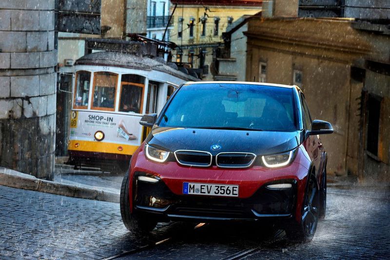 RANG 2 - BMW i3:  Der neue Leader? Den Tesla X hat er bereits vom 2. Rang weg geschubst. Kontinuierlich arbeitet sich das erste Serienfahrzeug mit einer Fahrgastzelle aus kohlenstofffaserverstärktem Kunststoff (CFK) an die Spitze der neu zugelassenen Fahrzeuge vor. Mit dem i3 sind im Alltag 200 km Problemlos zu bewältigen. Preis ab 40'000 CHF (BMW)