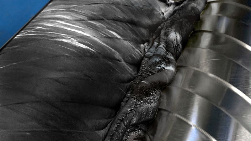 Farbtest für gleichmäßiges, materialschonendes Blending zweier Reifen-Compounds im TRP-Prozess.(Bild:  Uth)