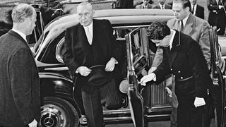 Konrad Adenauer mit dem sogenannten Adenauer-Mercedes 300. (Daimler)