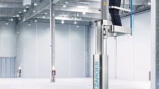 „LiftMaster U“ ist dank Leichtlaufrollen und einfach zu bedienenden Fixierbremsen auch durch enge Passagen bewegen. (Zarges)