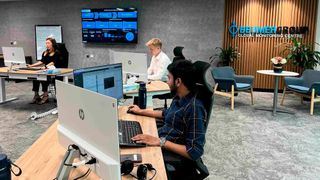 Mitarbeitende im Beumer-Expertenteam interpretieren Betriebsdaten und beraten Kunden bei der Umsetzung von Verbesserungen. (Bild: Beumer)