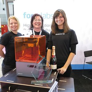 Strahlende Gesichter: Die Damen von Formlabs freuen sich über den Gewinn des 1. Innovationswettbewerbs der Medtec-Aussteller für ihren 3D-Drucker.