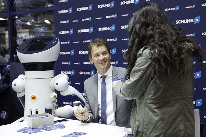 Ein starkes Team hautnah: Weltklassetorhüter und Schunk-Markenbotschafter Jens Lehmann zusammen mit dem Care-O-bot 4  bei der Autogrammstunde für Messebesucher. (Bild: Schunk)