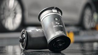 Mit Sachs-Luftfedern in Erstausrüstungsqualität sind auch nach einer Reparatur exakt das vom Autohersteller gewünschte Fahrverhalten und der originale Fahrkomfort gegeben. (Bild: Nico Kleemann)