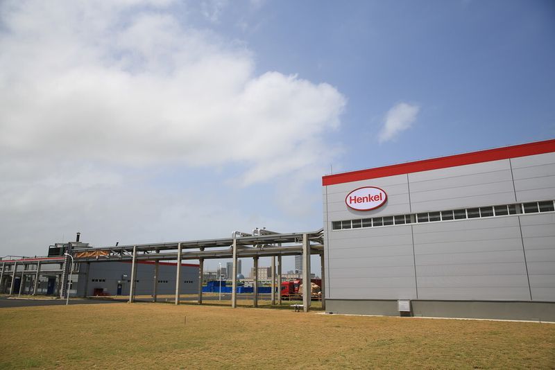 Außenansicht des Klebstoffwerks (Bild: Henkel)