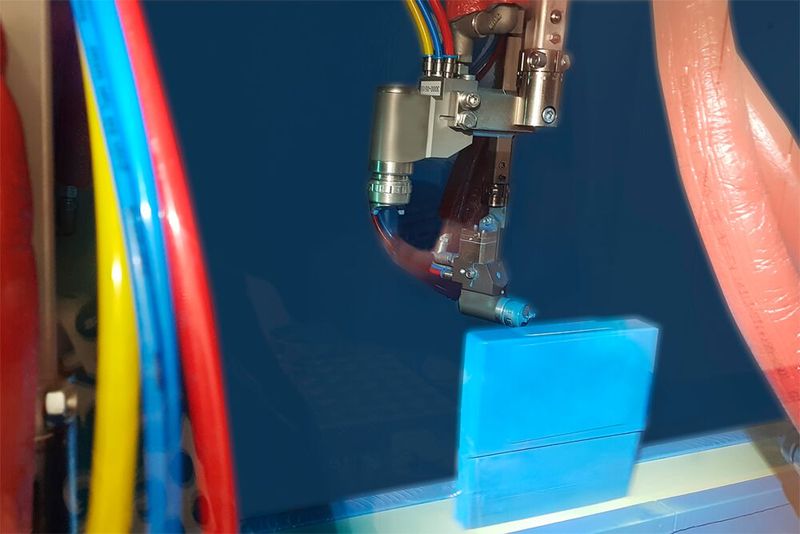 Blick in die Spritzlackierkabine der Batteriezellenbeschichtungslinie. (Bild: Venjakob)