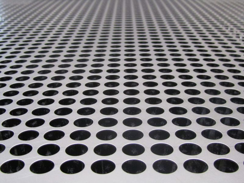 Bild 1: Um die Prozesskette zu verkürzen und die Umwelt zu entlasten, untersuchen Forscher, wie man Bleche ohne Schmierstoffe lochen kann. (Bild: TU Dortmund)