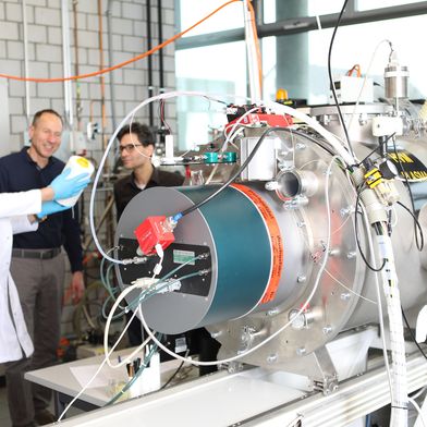 In dieser Kammer beschichten Empa-Forscher Garne mittels Plasmaverfahren, sodass sie wasser- und schmutzabweisend werden. (Bild: Empa)