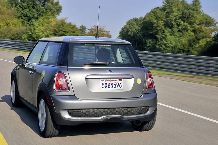 Diese können den Mini E von März 2013 bis Ende Juni 2013 für ihre täglichen Fahrten nutzen. (BMW)