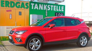 Der Arona ist auch als TGI-Modell erhältlich. Im Grunde fällt der Gasantrieb kaum auf. (Bild: Schmidt/»kfz-betrieb«)