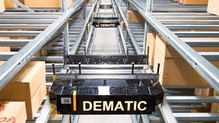 Multishuttle von Dematic transportieren gemischte Produkte unterschiedlicher Abmessungen und steigern deutlich die Effizienz beim Lagern, Kommissionieren und Bereitstellen.  (Dematic)