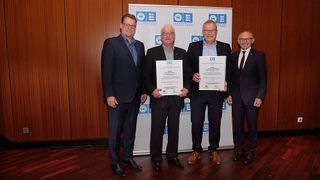 Ehrungen auf der Herbstversammlung: Die Ehrennadel in Silber überreichten Carsten Beuß (l.) und Präsident Michael Ziegler (r.) an Michael Jelinek (2. v. l.) und Ludger Wendeler. (Bild: Zietz – »kfz-betrieb«)