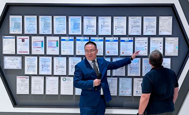 Abbildung 41: Hier sieht man eine Auswahl an Zertifikaten an der 'Wall of Fame'. Für die interne Qualitätskontrolle soll übrigens sorgen, dass Huawei ein Belohnungssystem hat, für die Mitarbeiter, die Verbesserungsvorschläge machen - im betrieblichen Ablauf, aber auch in punkto Verbesserung der Produkte, und für diejenigen, die Fehler finden. Gemeint ist hier nicht in der Endfertigung, da sind Qualitätstests, wie in jeder Produktion Standard, sondern auch im Design, in der Software und bei Komponenten.  (Bild: uo/ Vogel IT-Medien GmbH)