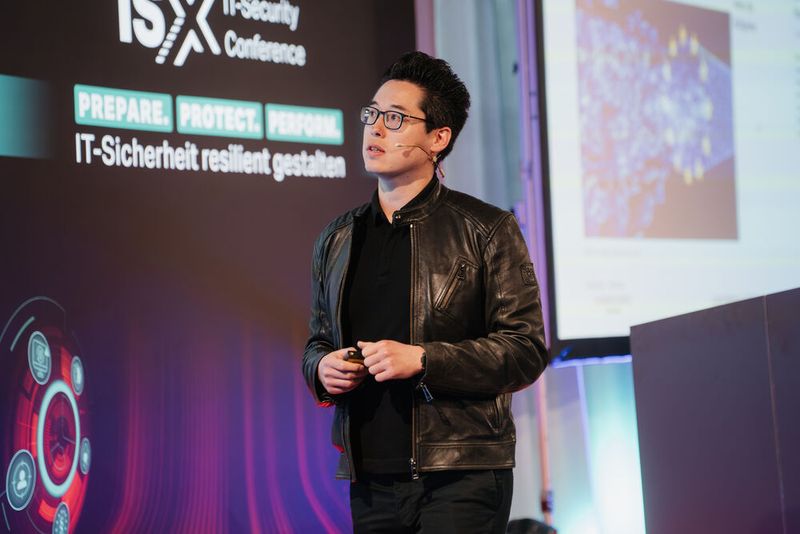 Oder der Keynote „Zukunftsherausforderung Digitalsouveränität: Europas strategische Handlungsfähigkeit in der vernetzten Welt“ von Prof. Dr. Dennis-Kenji Kipker vom Cyberintelligence Institut lauschen. (Bild: Manuel Emme)
