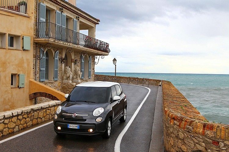 Die Zeiten, in denen italienische Autos betont schlank waren, sind auch vorbei – was besonders auf den schmalen Dorfstraßen an der Cote d'Azur deutlich wird. (Foto: Fiat)