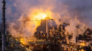 Nach der Salzgitter AG beschließt nun auch Thyssenkrupp in die Millionen-Tonnen-Produktion von grünem Stahl zu investieren. Jetzt rücke der Baubeginn für einen milliardenschweren Hochofen zur Sauerstoffredktion per Wasserstoff statt Koks in Duisburg näher. (Bild: dpa / M. Kusch)