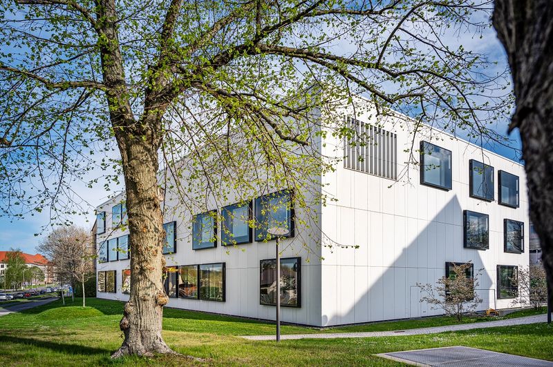 Platz 2: TU Bergakademie Freiberg 4,4/5 Sterne  ★ ★ ★ ★ ✩   Ein Kopf-an-Kopf-Rennen: Auch die TU Bergakademie Freiberg hat 4,4 von 5 Sternen in der Gesamtbewertung. Sie erzielt aber bessere Urteile in den Bereichen „Unterstützung am Studienanfang“ sowie in der Bewertung der Laborpraktika – und verdient sich so den zweiten Platz.       Aus der Forschung: Wissenschaftler der TU Freiberg haben untersucht, wo in der Erdbeere die meisten Nährstoffe stecken.   Ebenfalls interessant: Top 10 der besten Universitäten für Biologie und Biowissenschaften.      (Bild: TU Bergakademie Freiberg / C. Mokry)