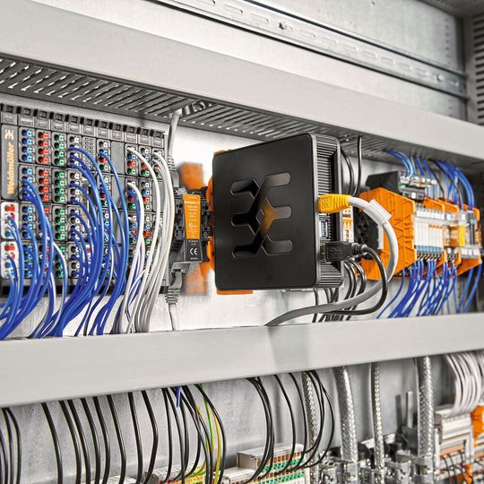 Das Gehäuse für den Raspberry-Pi 4 findet auch im Schaltschrank Verwendung. Das Gehäuse für den Raspberry-Pi 4 findet auch im Schaltschrank Verwendung.