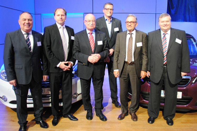 In schwierigen Zeiten rücken die Peugeot-Partner zusammen. Das Führungsteam: (v.li.) Ulrich Bebion, Herbert Kirst, Albert Schwinn, Klaus Heisterkamp, Detlef Algie und Wolfgang Krohnen.  (Foto: Baeuchle)