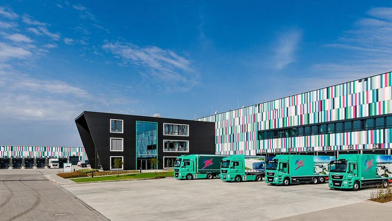 In seiner neuen Lagerhalle in Buchholz setzt Logistikdienstleister In-Time auf Lagerverwaltung von Remira, um den Anforderungen der Gefahrstoffabwicklung gerecht zu werden.