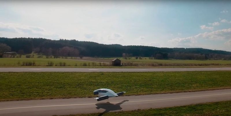 mit senkrechten Rotoren (Lilium)