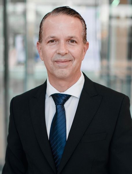 Christopher Pilz, Geschäftsführer Bechtle Frankfurt und Rhein-Main: „Managed Services haben unser Dienstleistungsgeschäft in den letzten Jahren nachhaltig geprägt und verändert. Unternehmen, die das Angebot nutzen, können sich ganz auf ihr Business konzentrieren. Sie reduzieren den Verwaltungsaufwand, bleiben flexibel und können mit Managed Services insgesamt Kosten einsparen. Auch wir profitieren als regionales IT-Systemhaus: Mit den standardisierten Prozessen stärken wir die Kundenbindung und erzielen im Wettbewerb um Neukunden entscheidende Vorteile.“ (Bechtle)