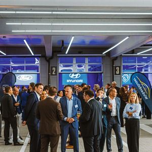 Am Donnerstag weihten das Automobilforum Kuttendreier, die Autoarena München und das Autohaus Wickenhäuser ihren neuen Dreifach-Filialbetrieb ein. (Bild:  AVAG/Martin Augsburger)