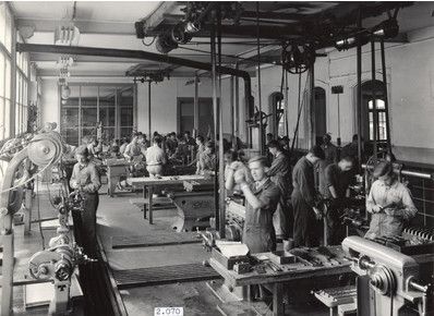 Image d'archive du Musée du tour automatique de Moutier - Atelier d'usinage avec des hommes au travail, dans l'usine Bechler. (Image: Collection du Musée du tour automatique de Moutier)