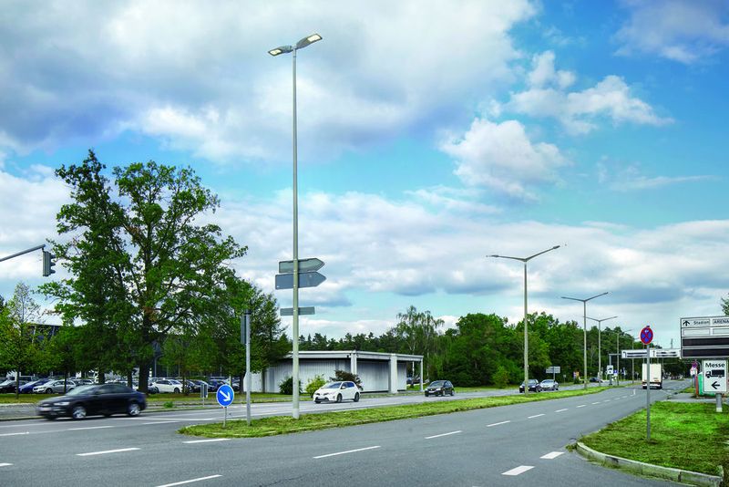 Die Basis der LED-Straßenleuchte R2L2 bildet eine genau berechnete Linsentechnologie. Bei den diversen Baugrößen mit bis zu 30.000 lm Lichtstrom kombiniert der Hersteller je nach Bedarf mehrere Linsencluster und integriert sie in das Aluminiumdruckguss-Gehäuse.  (© Andrea Flak Fotografie)