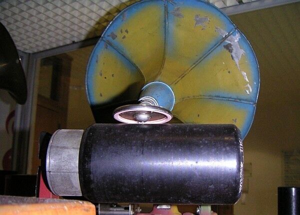 Wiedergabe der Schallinformation einer Edison-Wachswalze Abtastung durch eine Schalldose mit Glimmermembran direkt am Metalltrichter  (DRA)