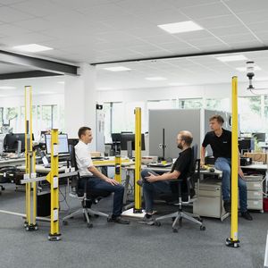 Die Maschinenverordnung (MVO) legt fest, wie Maschinen künftig gebaut und auf den Markt gebracht werden müssen. Neu sind Anforderungen etwa zu Cyber Security und einer klaren Regelung für wesentliche Veränderungen. (Bild:  Leuze)