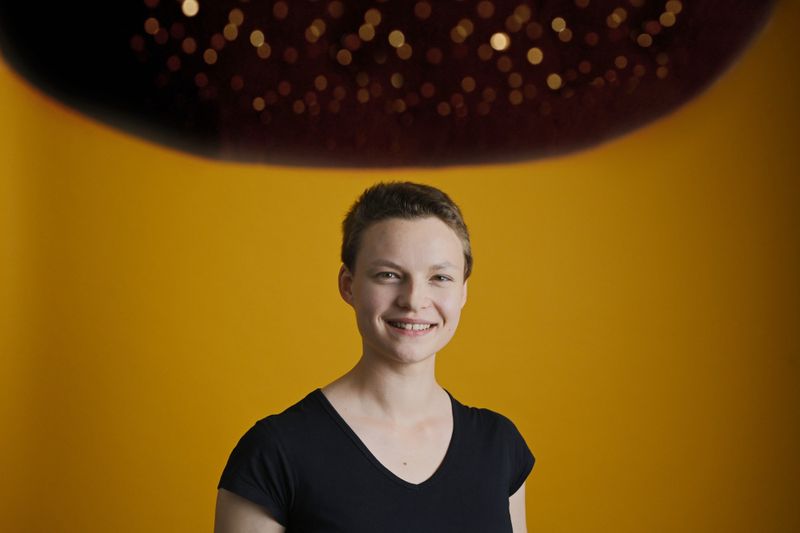 Können Sternhaufen Gammastrahlung erzeugen? Vanessa Guthier (18) aus Sachsen-Anhalt schrieb ein Computerprogramm, mit dem sie die spezifischen Bedingungen identifizieren konnte, die erfüllt sein müssen, damit Gammastrahlung entstehen kann. Sie siegte im Fachgebiet Geo- und Raumwissenschaften.     Mehr zum Jugend-forscht-Projekt „Mysterium Gamma-Quellen – Können Sternhaufen Gammastrahlung erzeugen?“.  (Stiftung Jugend Forscht e V. / Max Lautenschläger)