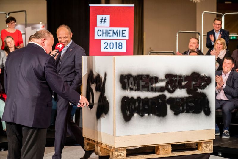 Eine Entgelterhöhung von sechs Prozent, ein kräftiges Plus beim zusätzlichen Urlaubsgeld, eine zukunftsorientierte Weiterentwicklung der Arbeitsbedingungen: Dieses Forderungspaket empfiehlt der Hauptvorstand der IG BCE für die kommenden Tarifverhandlungen in der chemischen Industrie. (Christian Burkert / IG BCE)