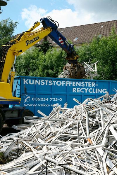 Rund 125.000 t PVC-Abfälle, unter anderem Fensterprofile, werden in Europa pro Jahr stofflich wiederverwertet. Aus den Regeneraten lassen sich problemlos wieder Produkte für die Baubranche, etwa Profile und Rohre, herstellen. (Rewindo)