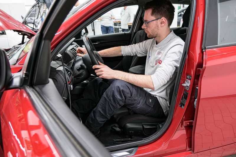 Nils Häger aus Rheinland-Pfalz prüft hier die Funktion der Klimaanlage. (Bild: Schmidt – VCG)