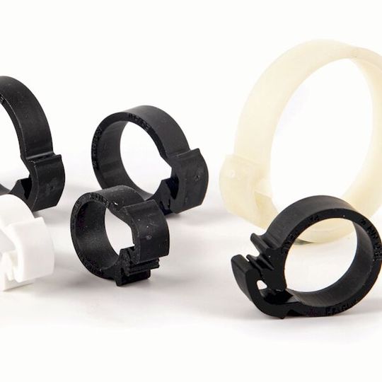 Die flachen Ezyclik-Schlauchschellen von Bormann & Neupert gewährleisten dank hoher Klemmkraft eine sichere und zuverlässige Befestigung von Schläuchen. Universelle pneumatische Werkzeuge vereinfachen die Montage(Bild:  Bormann & Neupert)