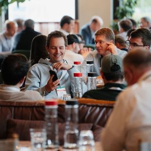 Zeit für Networking! Unsere Teilnehmer und Speaker genießen zwischen den Sessions ein leckeres Buffet und entdecken gemeinsam die interaktive Event-App der Vogel IT-Akademie.(Bild:  Vogel IT-Medien GmbH)
