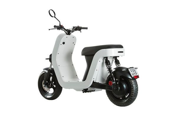 Der Elektroroller Motorino Elettrico besteht aus elastischem und resistentem Kunststoff hat einen USB-Port und wiegt nur 90 Kg. (Bild: ME)