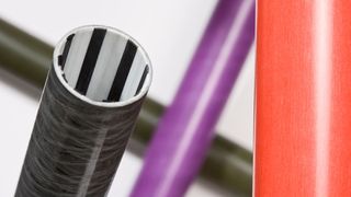 Viele wissen nicht, wann Glas- oder lieber Carbonfasern die Lösung eines Bauteilproblems sind. Exel Composites schafft in diesem kleinen Beitrag etwa mehr Klarheit. Im Bild sind beide Fasertypen in Kombination zu sehen.  (Bild: Exel Composites)