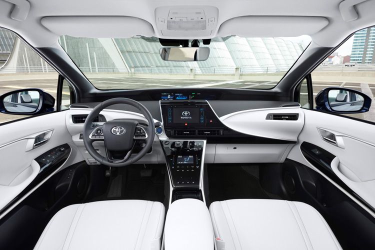 Im Innenraum des Japaners geht es nahezu so futuristisch zu wie von außen vermutet. Displays dominieren das Cockpit, die Materialien sind hochwertig, auch an der Verarbeitung gibt es nichts zu mäkeln. (Foto: Toyota)