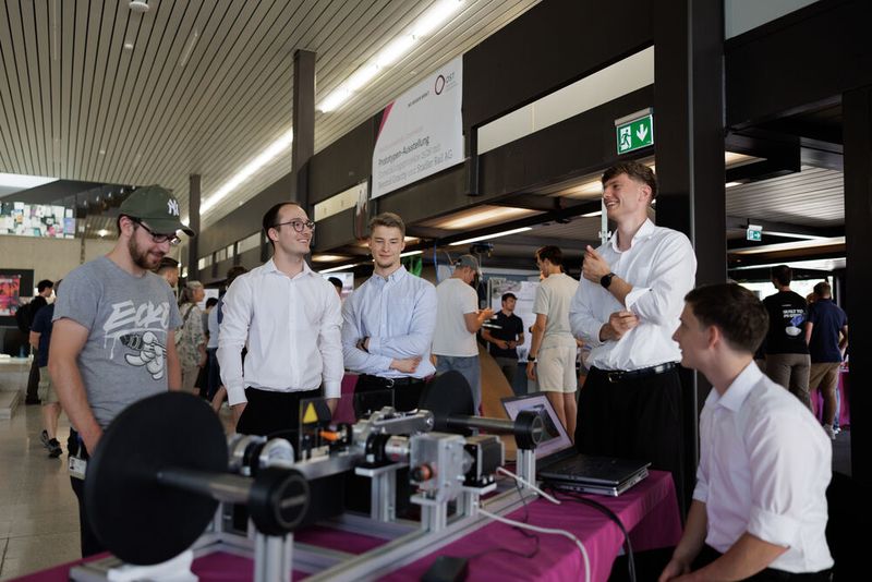 Maschinentechnik-Studierende der OST vor ihrem Prototypen für den Industriepartner Stadler. (Bild: Cyrill Maag)