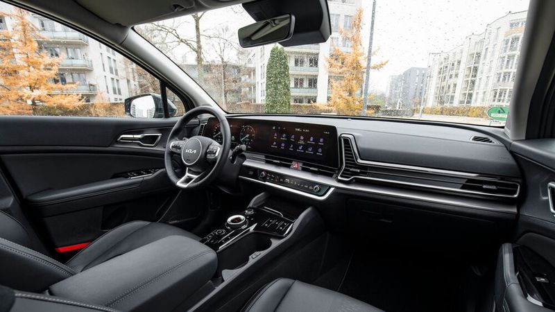 Das Kombiinstrument sowie der mit Funktionen gespickte Touchscreen kommen zusammen auf über 20 Zoll. (Kia)