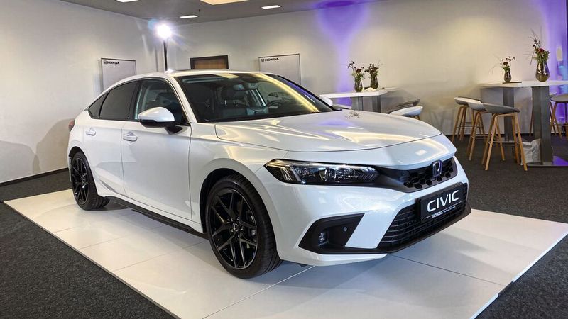 Im Herbst dieses Jahr beginnt in Europa die Auslieferung der jüngsten (elften) Generation als Civic e:HEV. Ihn gibt es dann ausschließlich in einer Hybrid-Ausführung. (Bild: autodrom)