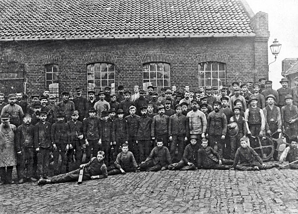 Foto der Belegschaft um die Jahrhundertwende – die schwere Arbeit wurde ausschließlich von Männern verrichtet. (Bild: Aerzener Maschinenfabrik)