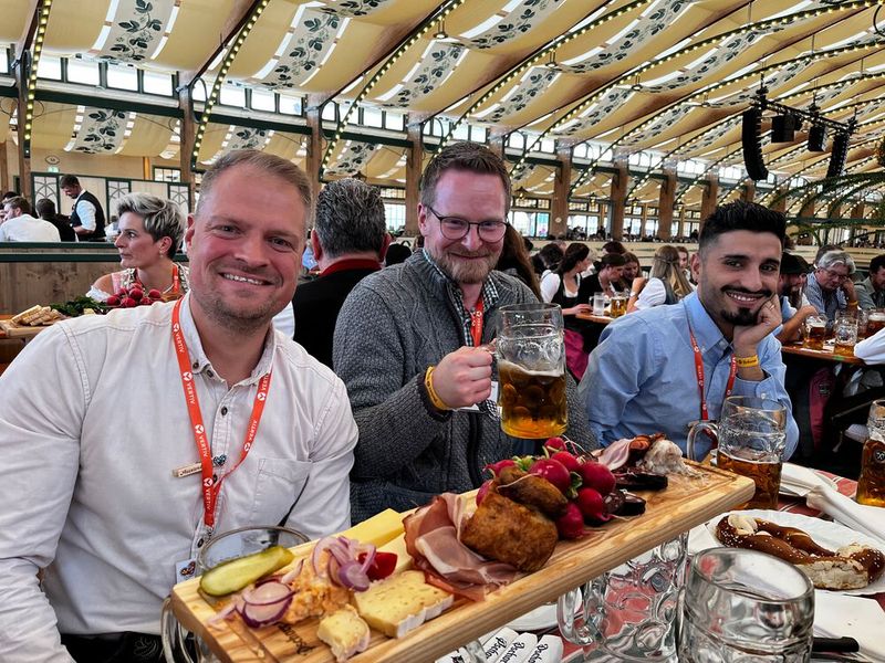 Alexander Dören und Alexander Ziegler, ADN, mit Zafer Duran, Compris. (Bild: Vogel IT-Medien GmbH)