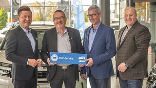 Hermann Bleker bekam das Zusatzschild von allerlei ZDK-Prominenz überreicht (v.l.n.r.) Wilhelm Hülsdonk (ZDK), Hermann Bleker, Werner Steber (ZDK), Detlef Peter Grün (ZDK).  (Bild: Bleker-Gruppe)