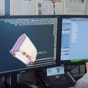 Komfortabel und schnell: Die CAD/CAM-Software Tebis nutzt Rechenleistung effizient, damit Programmierer auch für aufwendige 5-Achs-Fräsbearbeitungen komplexer Werkstücke schnell und produktiv NC-Programme erstellen können.   