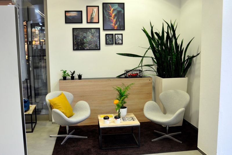 In gemütlichen Sesseln können Interessenten sich bei einem Kaffee über das Mini-Angebot informieren. (Wehner / »kfz-betrieb«)